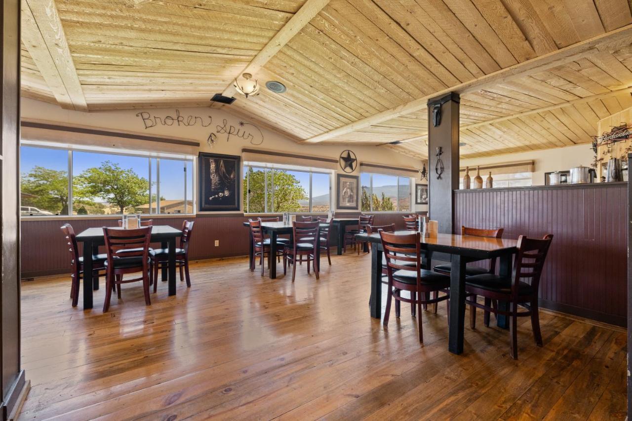 توري Broken Spur Inn & Steakhouse المظهر الخارجي الصورة