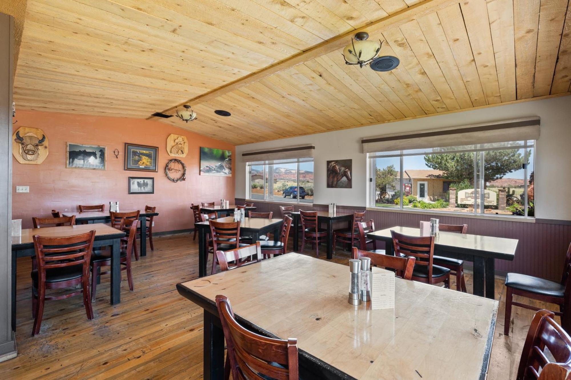 توري Broken Spur Inn & Steakhouse المظهر الخارجي الصورة